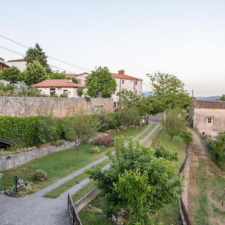 Apartma Oddih Dutovlje Exterior foto