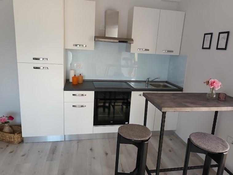 Apartma Oddih Dutovlje Exterior foto